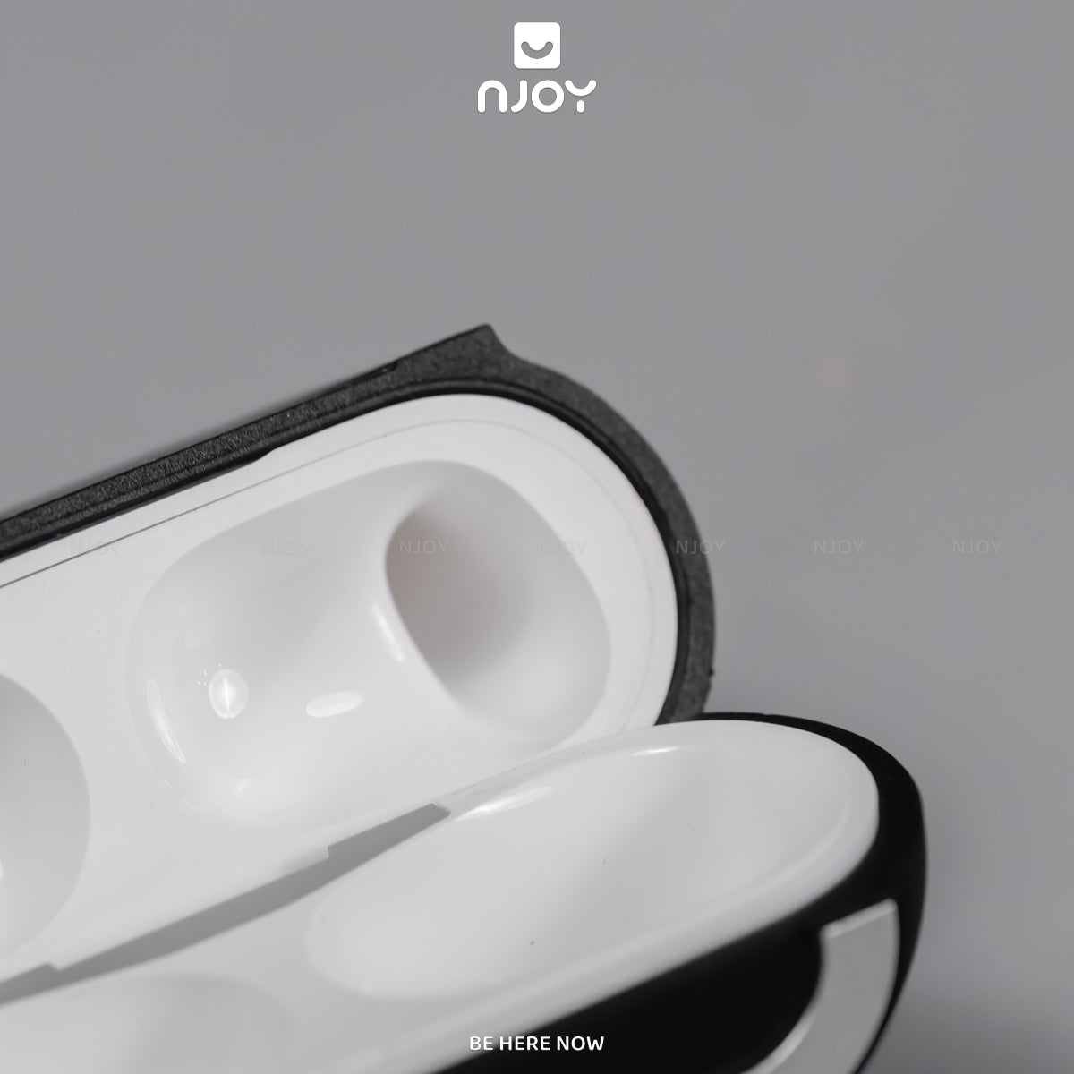 Ốp Nhung Ahastyle Hỗ Trợ Magsafe Viền Kim Loại Kèm Móc Khóa Cho AirPods Pro 2