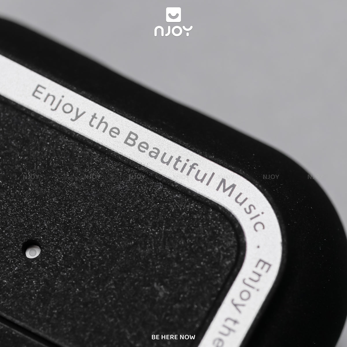 Ốp Nhung Ahastyle Hỗ Trợ Magsafe Viền Kim Loại Kèm Móc Khóa Cho AirPods Pro 2